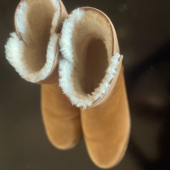 Ugg boots in chestnut! Warm and cozy, been worn twice. - Picture 3 of 7